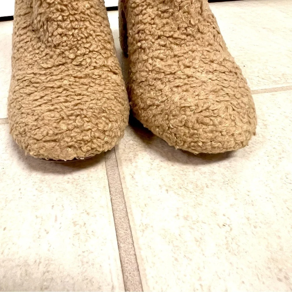 URBAN OUTFITTERS Timber Faux Sherpa Ankle Boots tan women’s size 8.5M